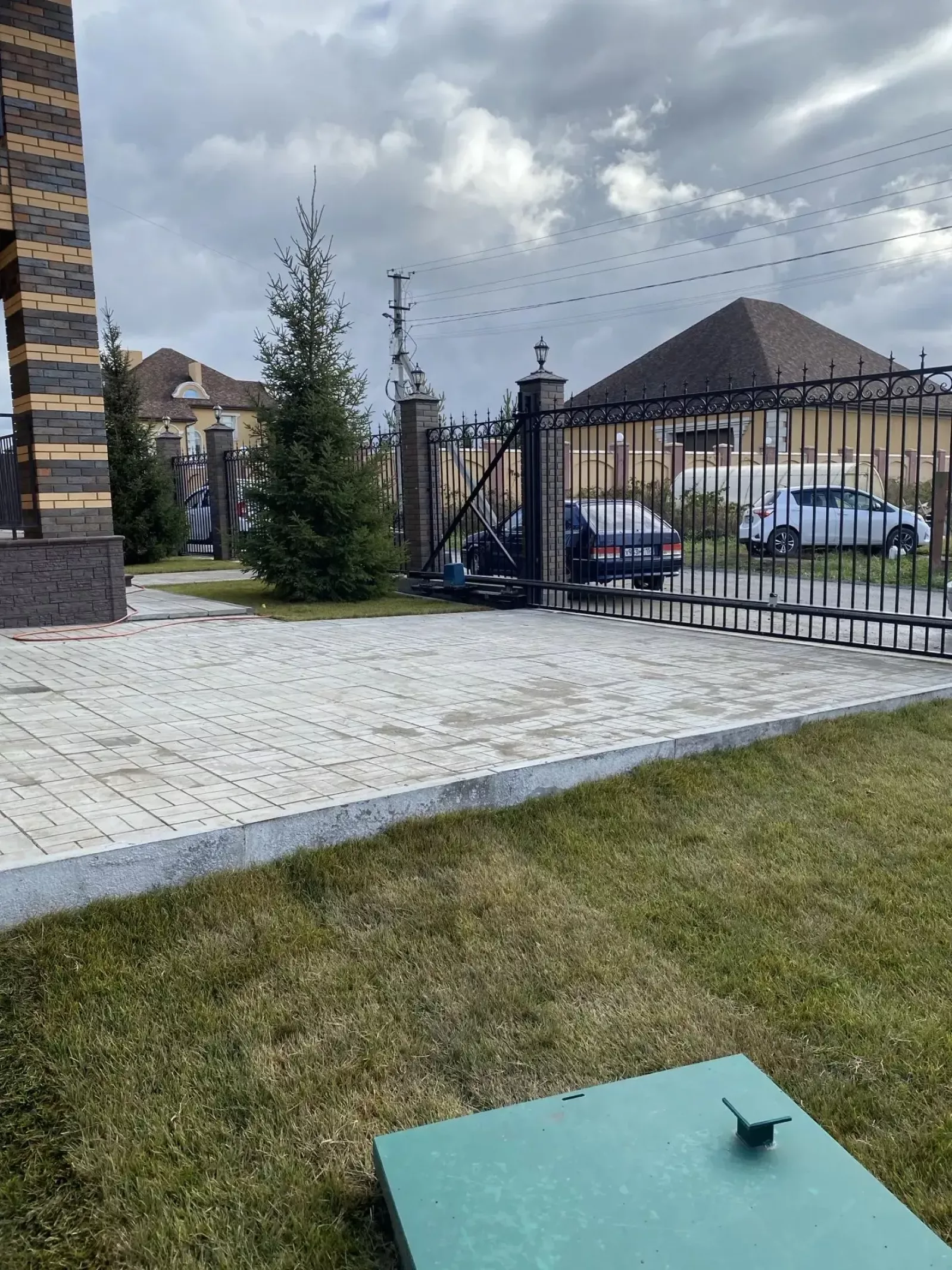 Благоустройство участка: тротуарная плитка, дренаж, рулонный газон, посадка деревьев — фото 7