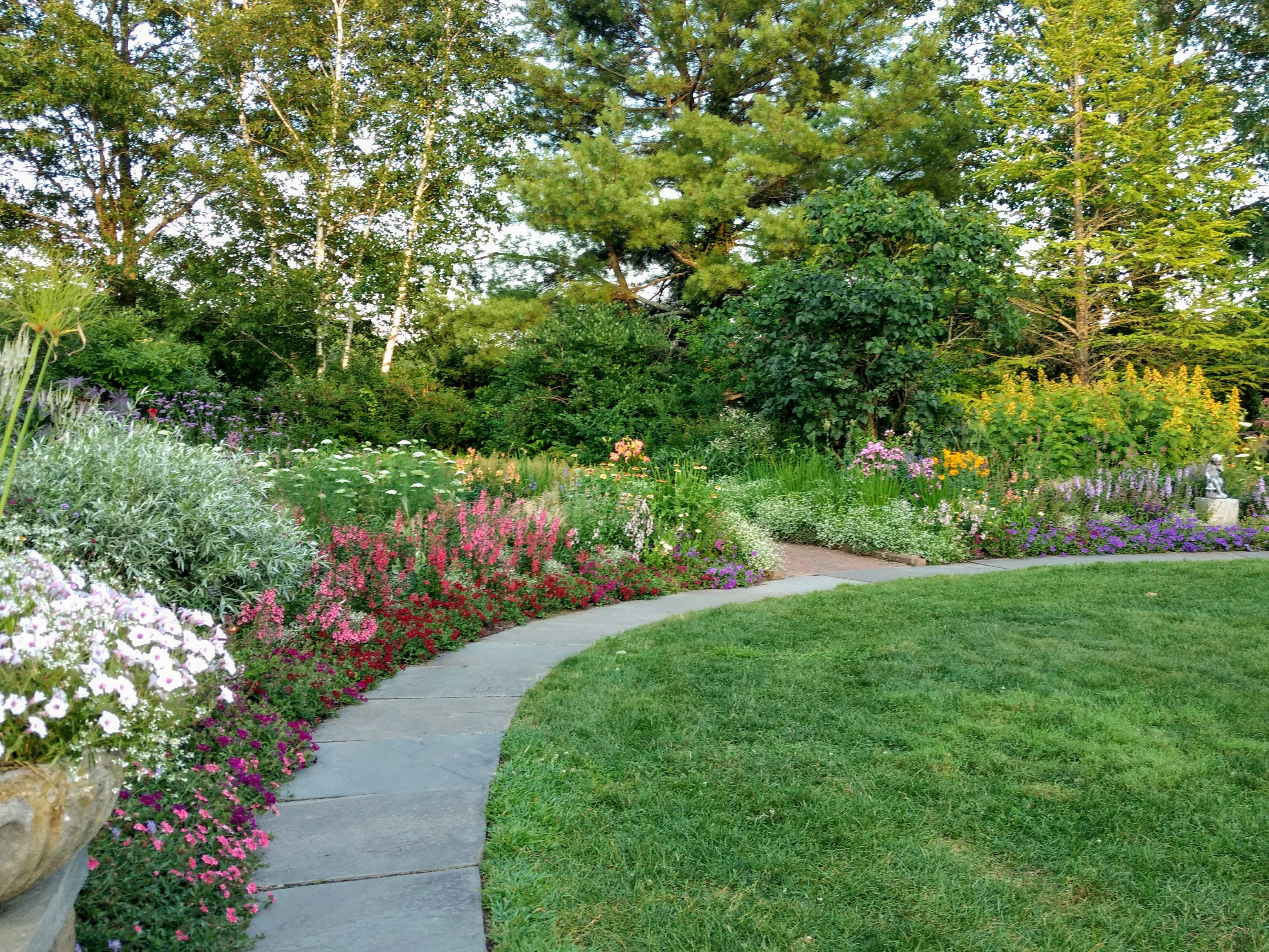 Благоустройство участка частного дома в Новосибирске и Новосибирской области